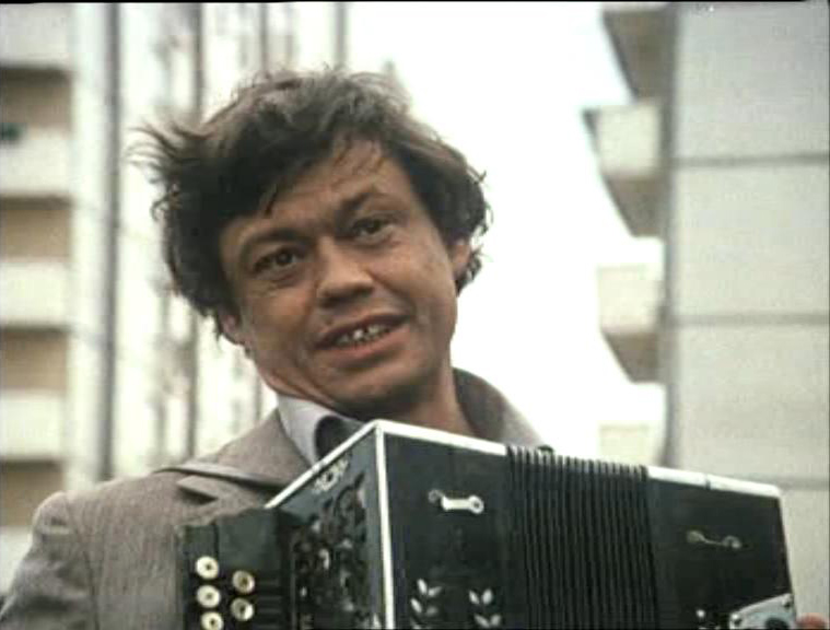 В фильме "Белые росы", 1983 год