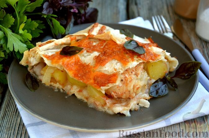 куриные ножки, картофель, лук репчатый, лаваш, сок томатный, сыр твёрдый, молоко, соль, перец чёрный молотый