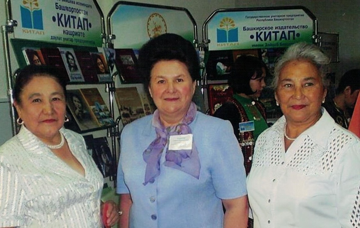 Ф. Хисамитдинова слева