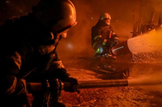    Тушение горящего порта. Фото: Reuters