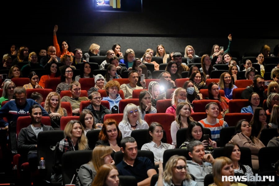 На показ фильма собрался полный зал
