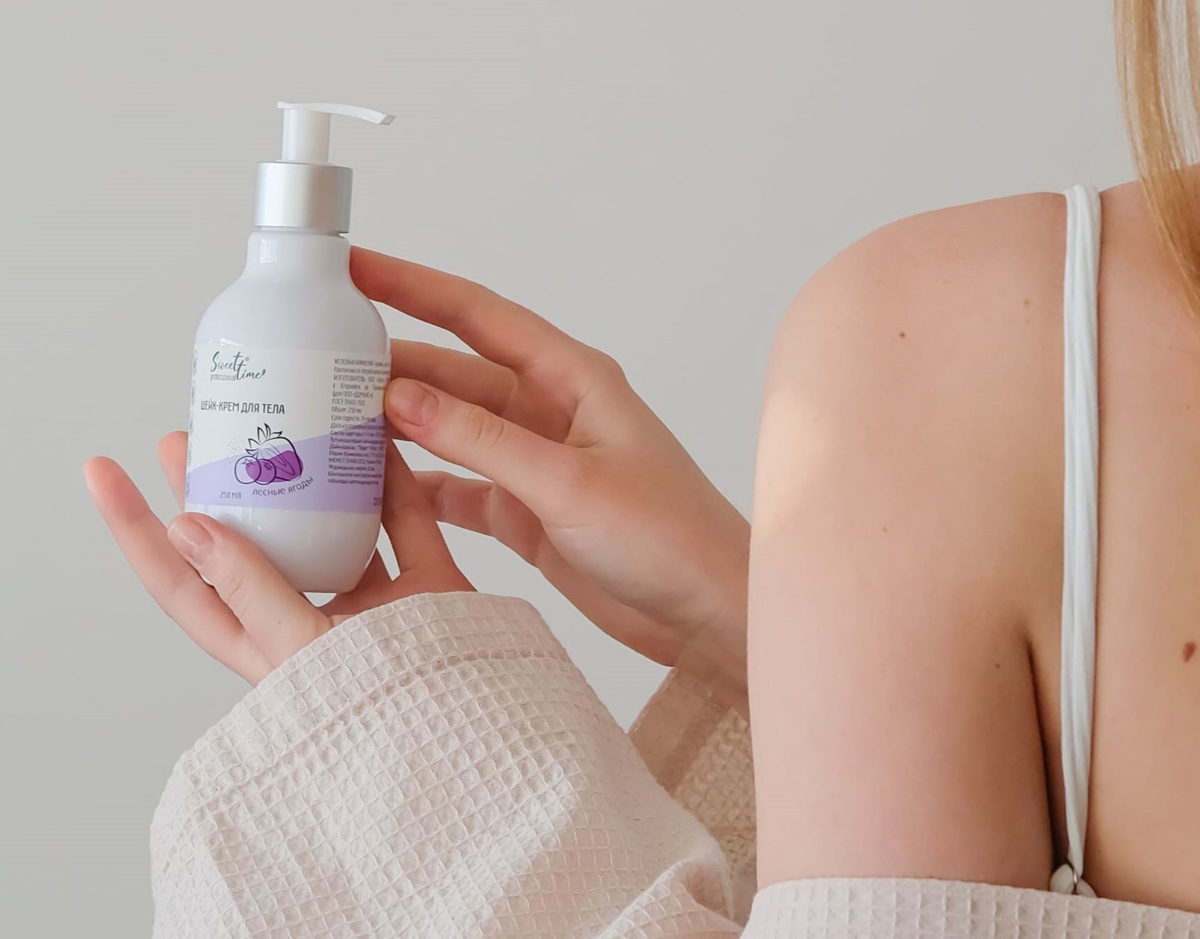 Шейк-крем для сухой и истонченной кожи тела. В составе экстракты голубики, ежевики, земляники и клубники, гиалуроновая кислота, витамины А, С, Е, F, аллантоин, D-пантенол и масло виноградной косточки