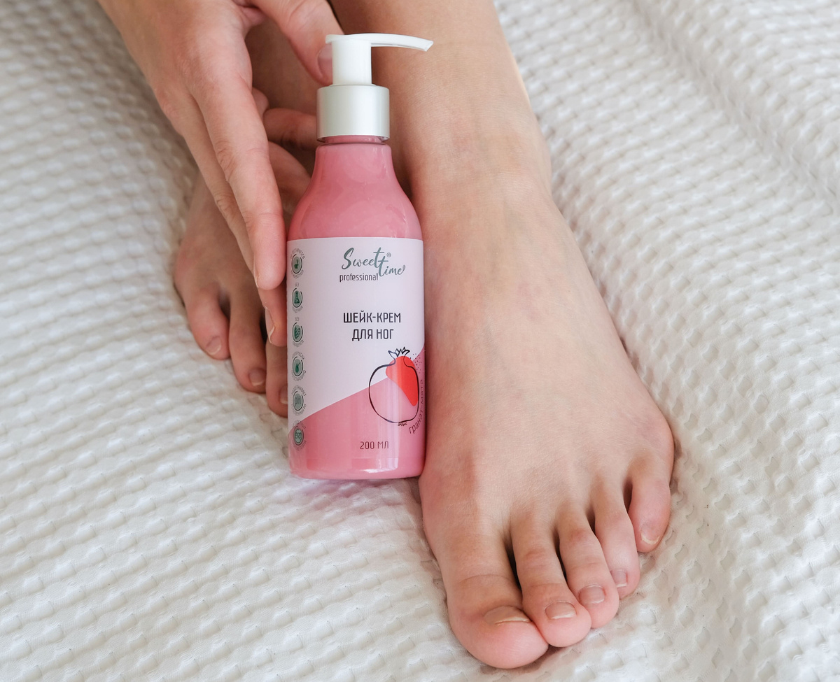 Шейк-крем для сухой кожи ног. В составе экстракты граната и мяты, гиалуроновая кислота, карбамид, витамины А, С, Е и F, сафлоровое масло, аллантоин, D-пантенол  