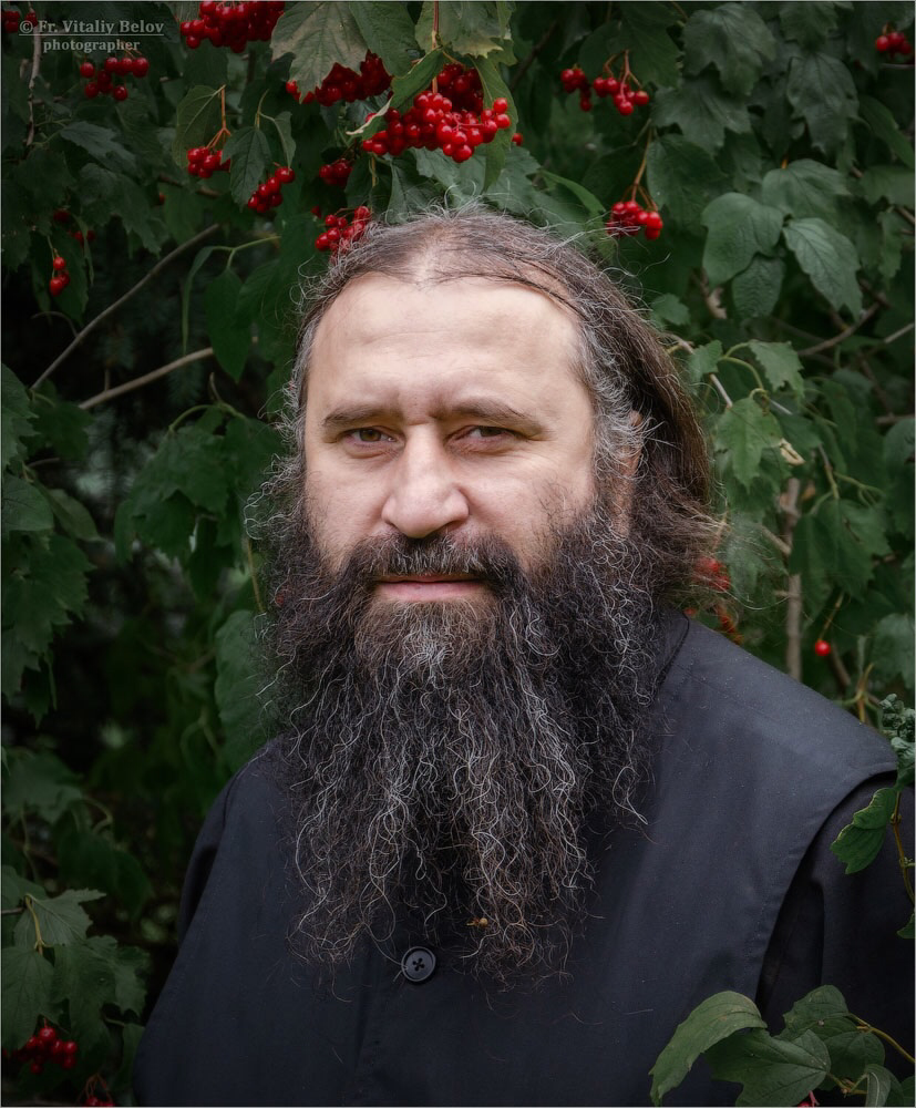 Портрет на фоне куста калины 
 
...Ты жалуешься на рассеянную свою жизнь и на сухую безотрадную молитву. Ежели мы должны в терпении нашем стяжавать души наша, то и в этом случае надобно предаться терпению. Горячая и утешительная молитва есть дар Божий и награда, но оная не столько даруется нашему деланию, сколько смирению, а когда мы и в делании еще скудны, то больше должны смиряться, а награды не искать. Будем молиться мытаревою молитвою, который не искал отрады, а просил милости грешному. Молитву нашу мы не можем сами ценить, но молиться со смирением, когда и отрады нет, должны смиряться, молитву не оставлять и не искать отрады, получив оную, можем обольститься, а терпевши лишение, получим милость 
 
(преп. Макарий Оптинский)