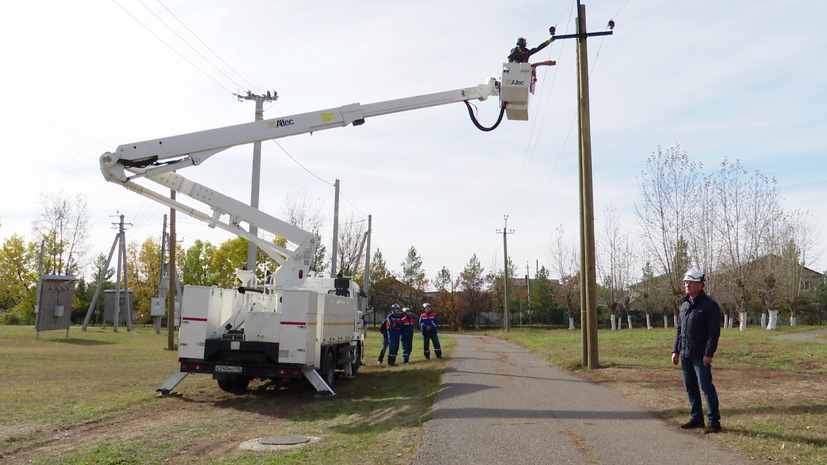 Работа под напряжением с применением подъёмника с изолирующим звеном (фото: АО «Сетевая компания»)