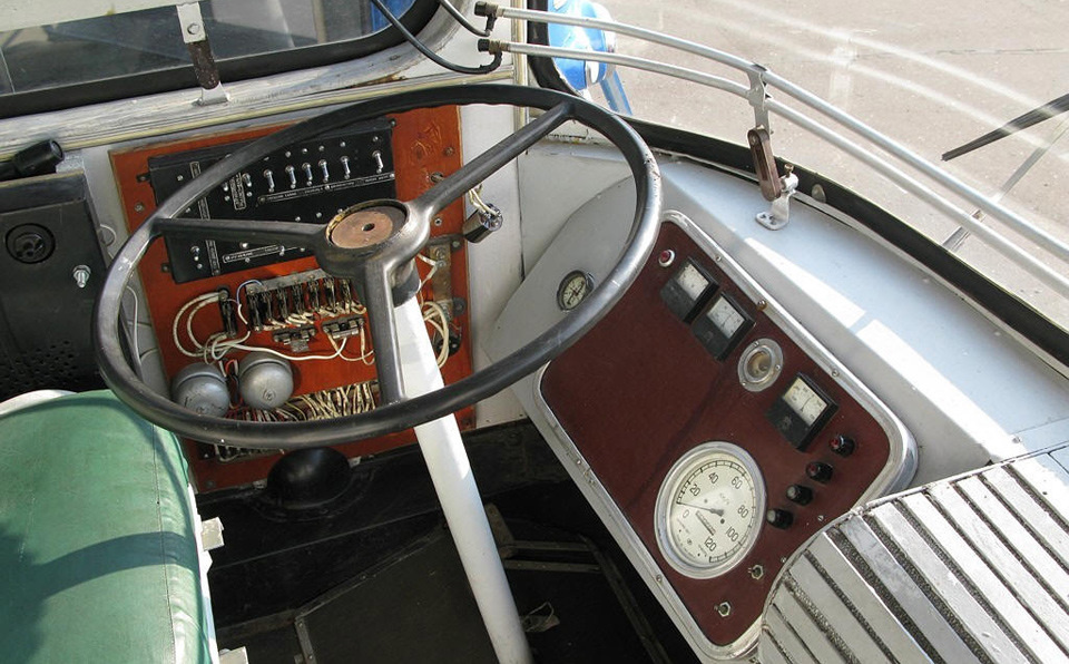 В троллейбусе ЗиУ-5 (1958–72) руль почти на 22 дюйма, его внешний диаметр — 550 мм.