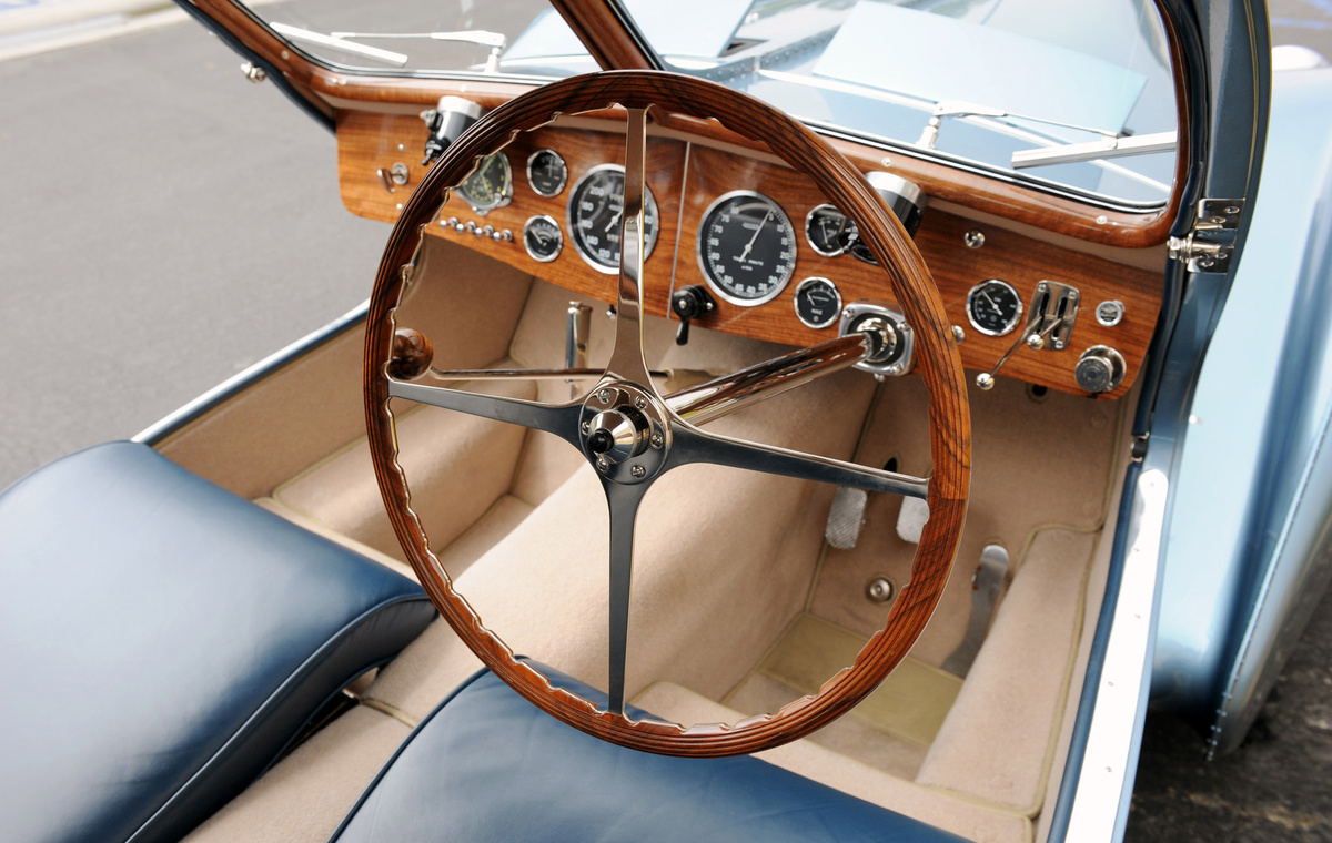 Bugatti Type 57SC Atlantiс (1936–38). Из-за ракурса съёмки, тонкого обода и очень тесного салона (шириной чуть больше метра) этот руль кажется просто гигантским. Но тут не больше 440 мм.