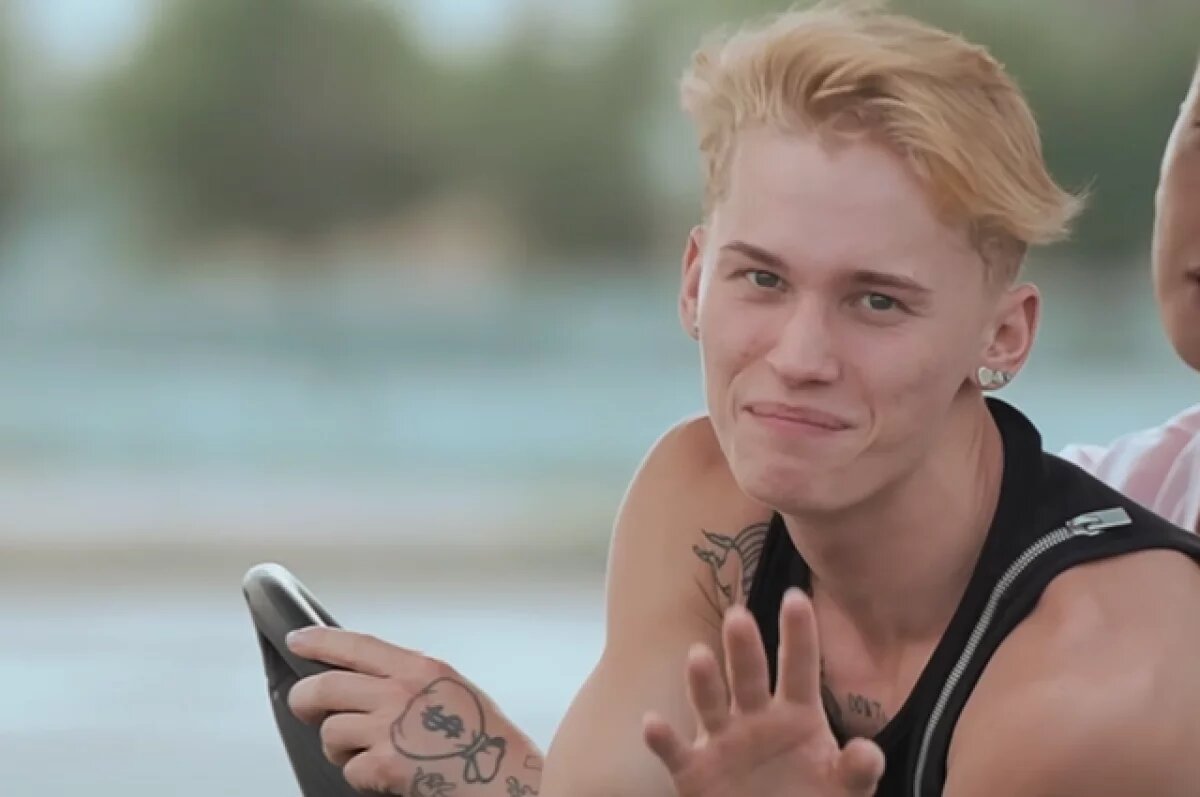    Даня не спешит помочь.