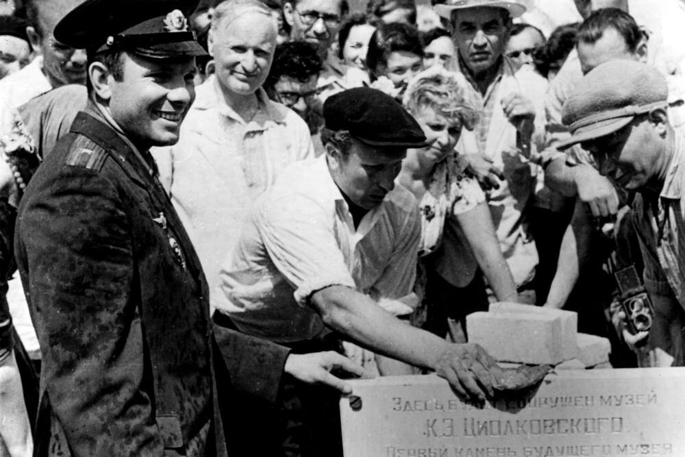 Установка памятной плиты на месте будущего музея. г. Калуга, 13.06.1961 года