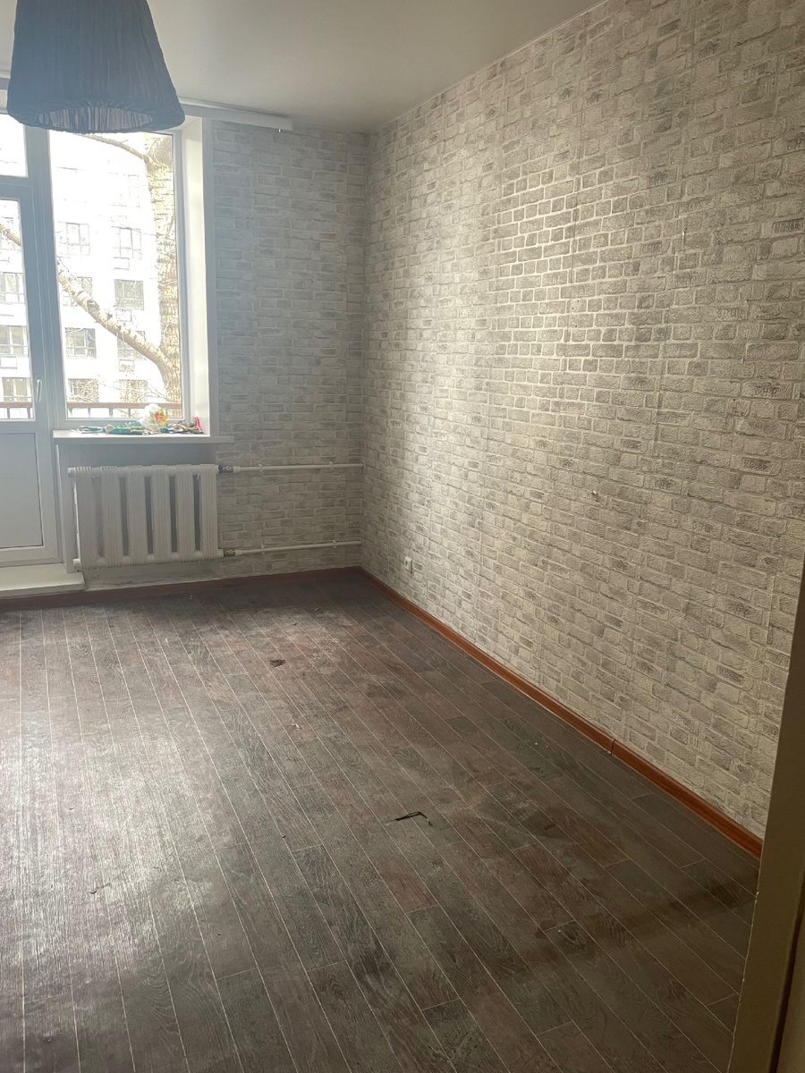 Только в этой комнате был более менее свежий ремонт, но мне не нравились ни цвет стен, ни линолеум