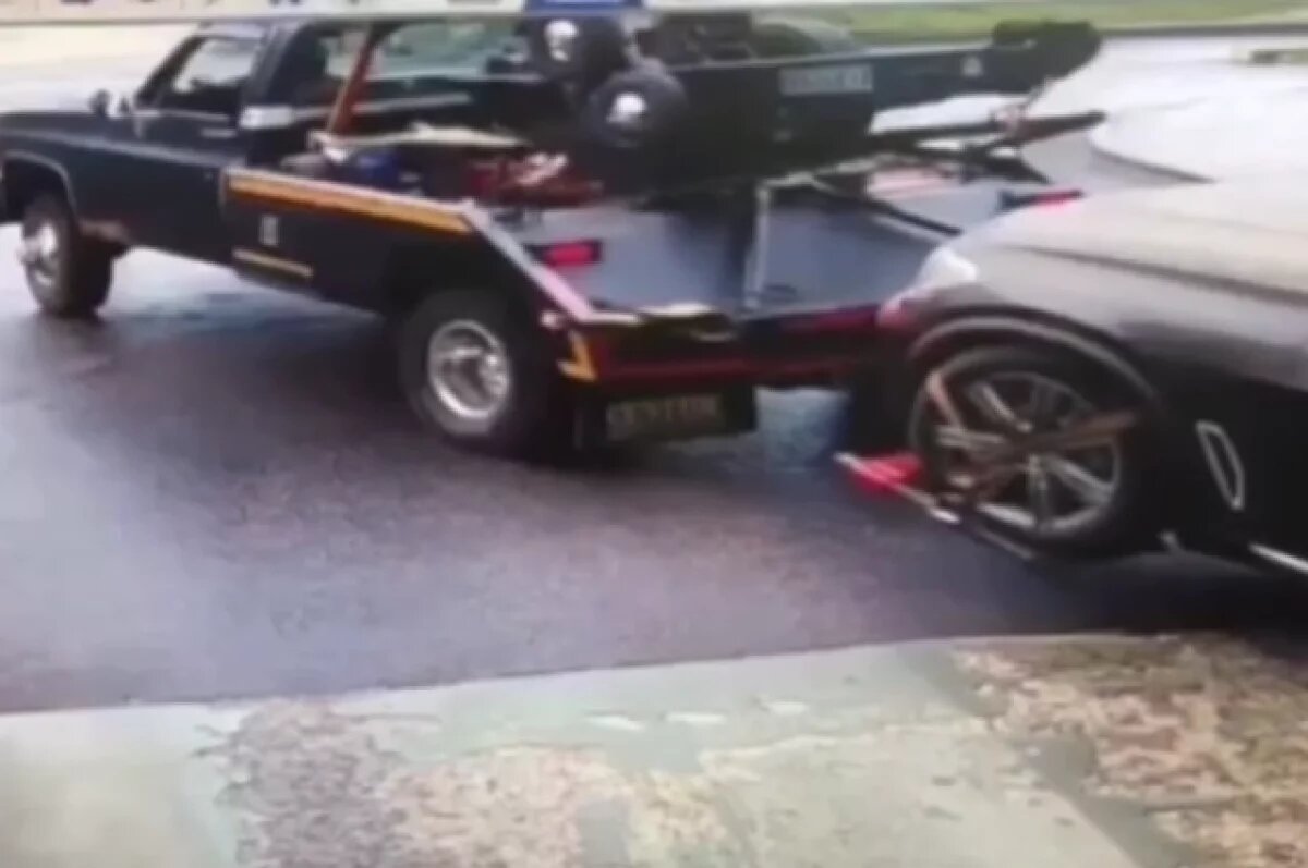    Опубликовано видео, как в Петербурге на эвакуаторе дерзко угоняют BMW X5