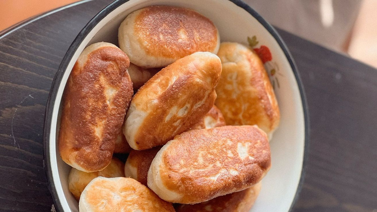 Домашние , румяные пирожки – одно из самых любимых блюд в нашей семье.Пышные и ароматные, они придутся кстати и за завтраком, и к обеду, и в качестве перекуса. Мой основной рецепт дрожжевого теста подойдёт для пирожков с разными начинками: с мясом, с картошкой, с луком и яйцом – выбирайте на свой вкус. Но сегодня  предлагаю  испечь один из наиболее популярных вариантов – жареные  пирожки с капустой .  Начинка вполне универсальна: она подойдёт и для печёных, и для жареных пирожков, а также для пирога с капустой. Удачной выпечки!Ингредиенты: