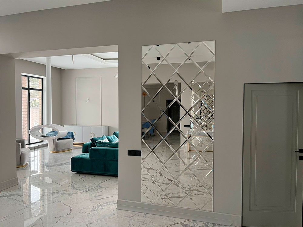 Целое зеркальное панно с гравировкой