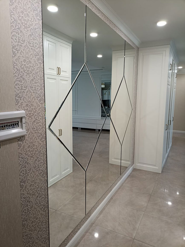 Зеркальное панно из разных по форме зеркальных элементов