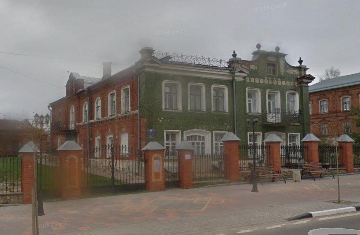 дом "наипервейшего талдомского миллионера" Д.И. Волкова, ныне талдомский музей (забор - постройка 21 века)