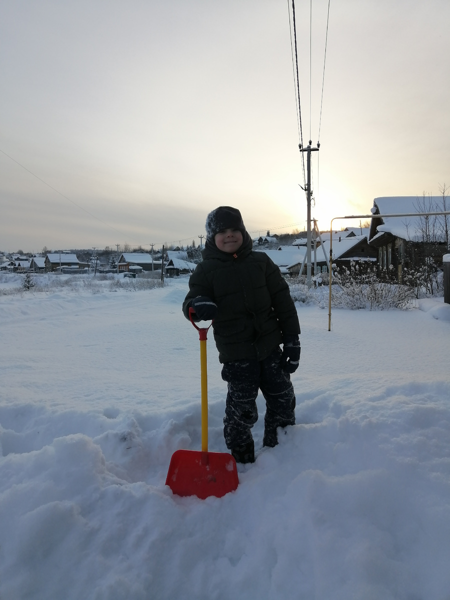 Сынок «чистит» территорию от снега. 