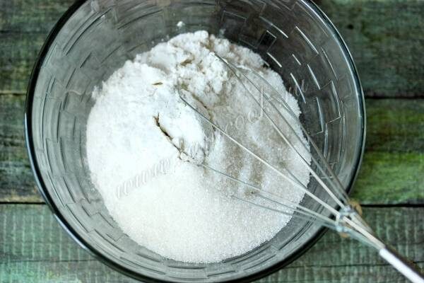 В другой миске соедините яйца, натуральный йогурт или хороший домашний кефир, молоко. Также перемешайте венчиком.