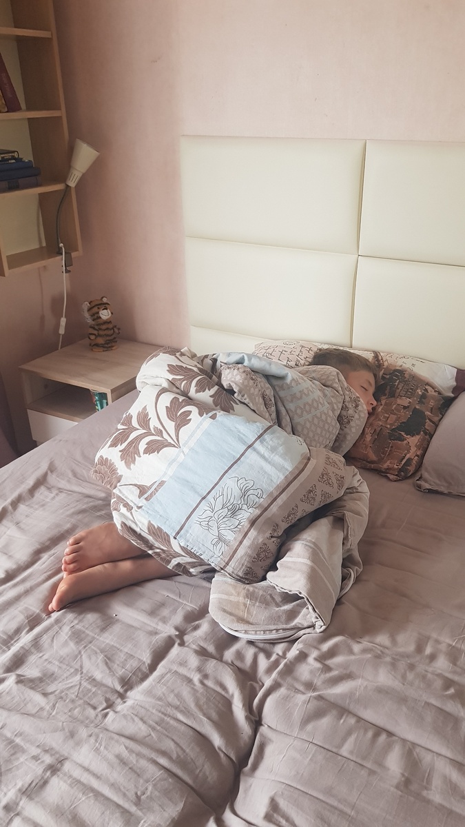 Это не сегодня. Здесь он наоборот, дрыхнет так, что разбудить не могу😛