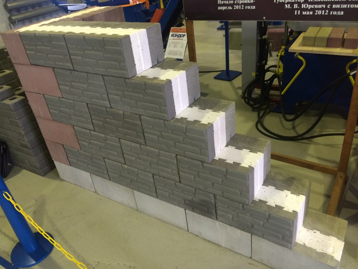 Строительные материалы собственного производства становятся выгодными для многих. Декорирование возводимых стен и дополнительное утепление становятся ненужными при использовании теплоблоков

Именно по этой причине становится важным использование таких вибропрессов, которые позволят поддерживать высокие темпы работы, занимаясь производством этого материала. И теперь выбор становится действительно широким. Даже отечественные производители достигли высокого уровня качества своих установок.