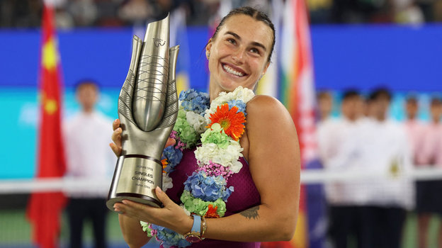   Арина Соболенко с трофеем Открытого чемпионата Уханя по теннису. Reuters