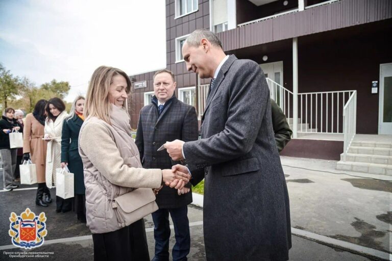    Денис Паслер вручил ключи от квартир жителям дома № 11 по Планерной в Оренбурге Марина Шарт