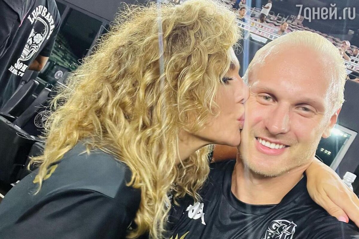    Анна Седокова и Янис Тимма Социальные сети