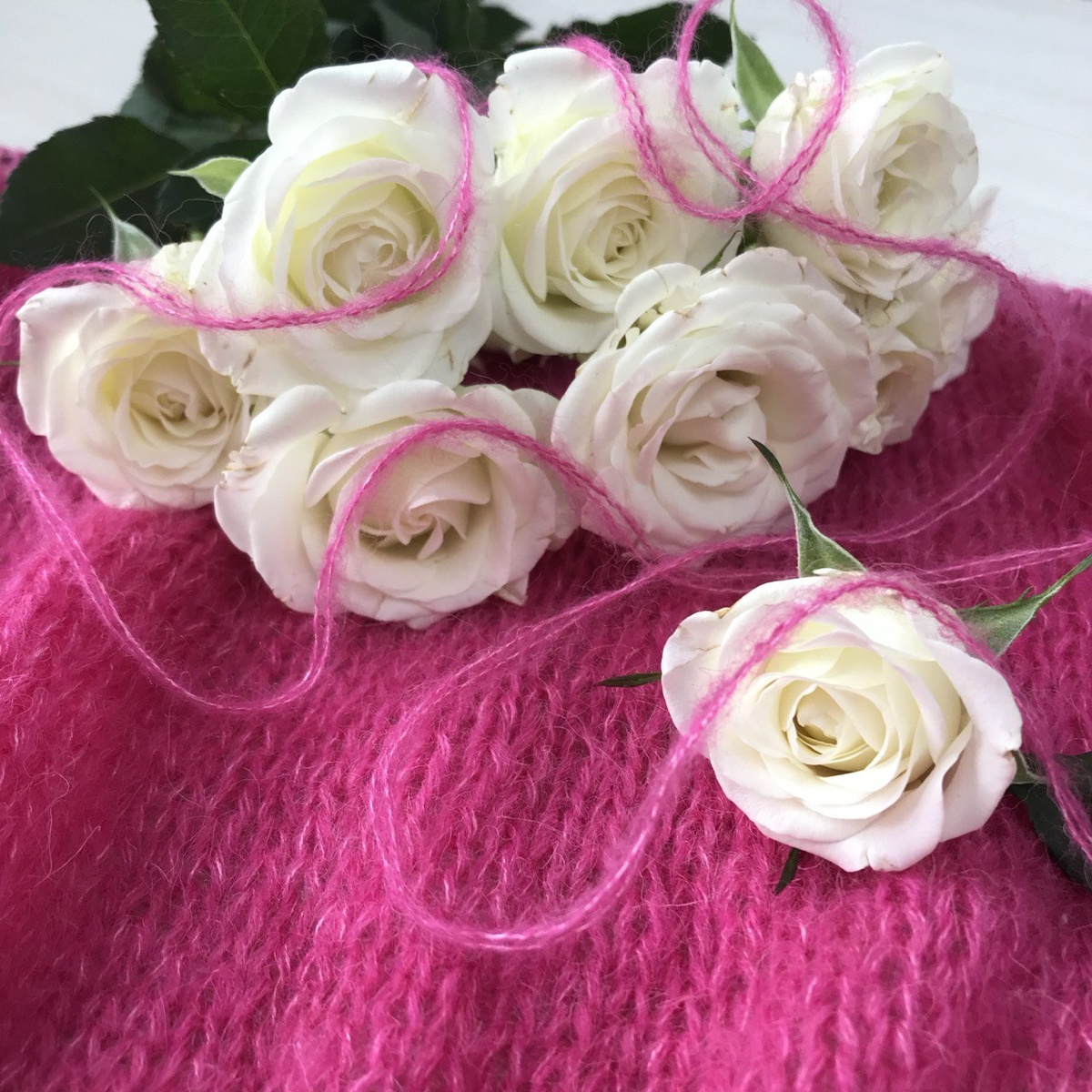 Процесс вязания уже распущенной безрукавки