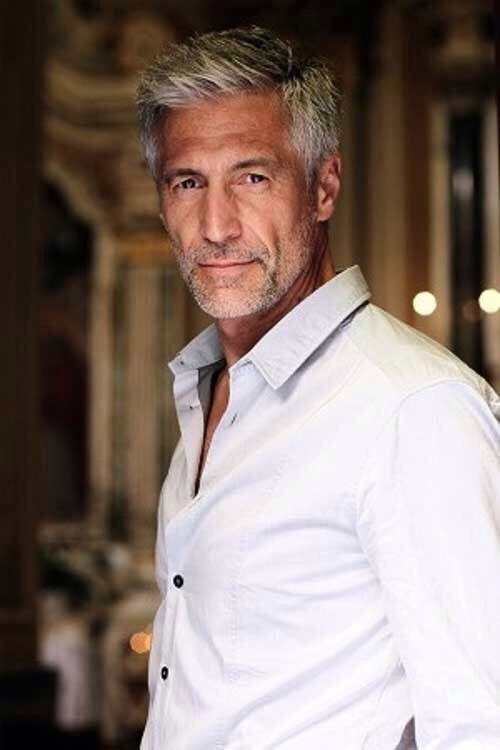 Светлая мужская рубашка сделает образ свежим и отдохнувшим