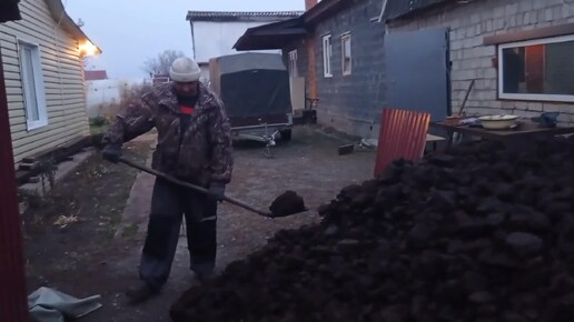 Привезли уголь. Пеку коржи на торт 