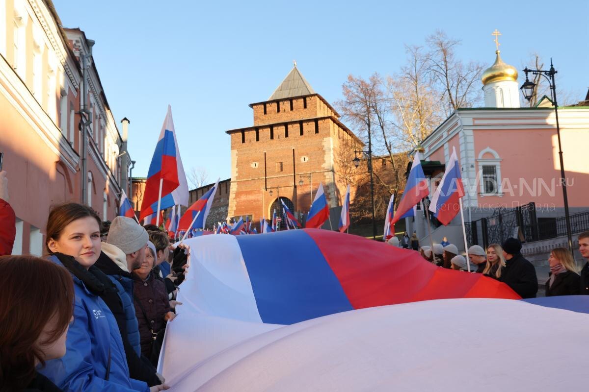    500 нижегородцев развернут 100-метровый флаг в День народного единства