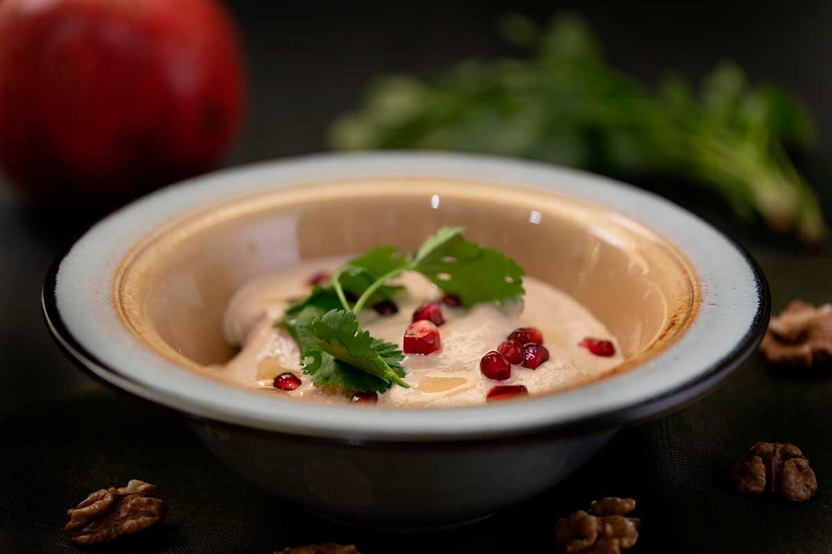 Julia Mikhaylova / Shutterstock / FOTODOM📷Причиной изобретения нового способа приготовления птицы стало желание сохранить мясо в теплом климате, это стало возможным благодаря соусу сациви, который готовился на основе гранатового сока и грецких орехов с добавлением винного уксуса, чеснока и зелени