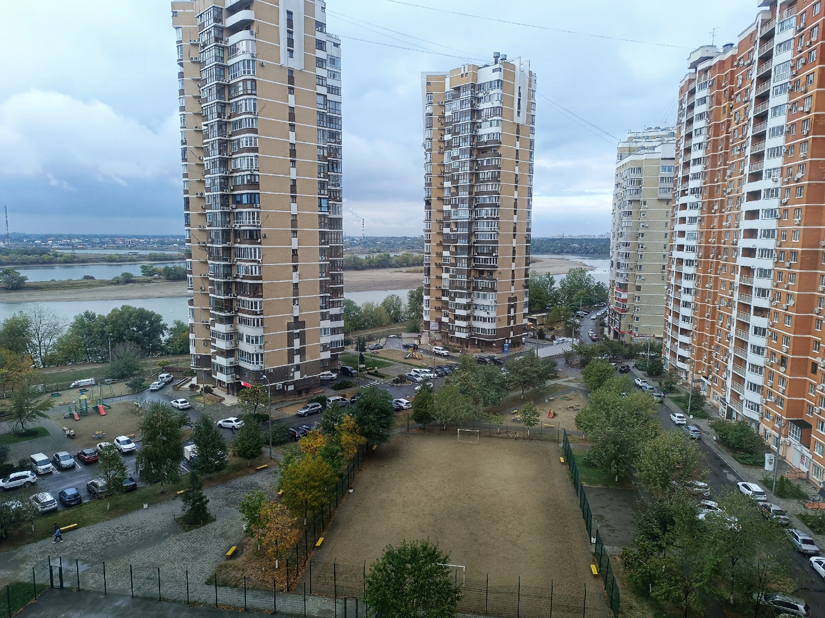 Погода тоскливая, дома холодно. Остаётся печь! 