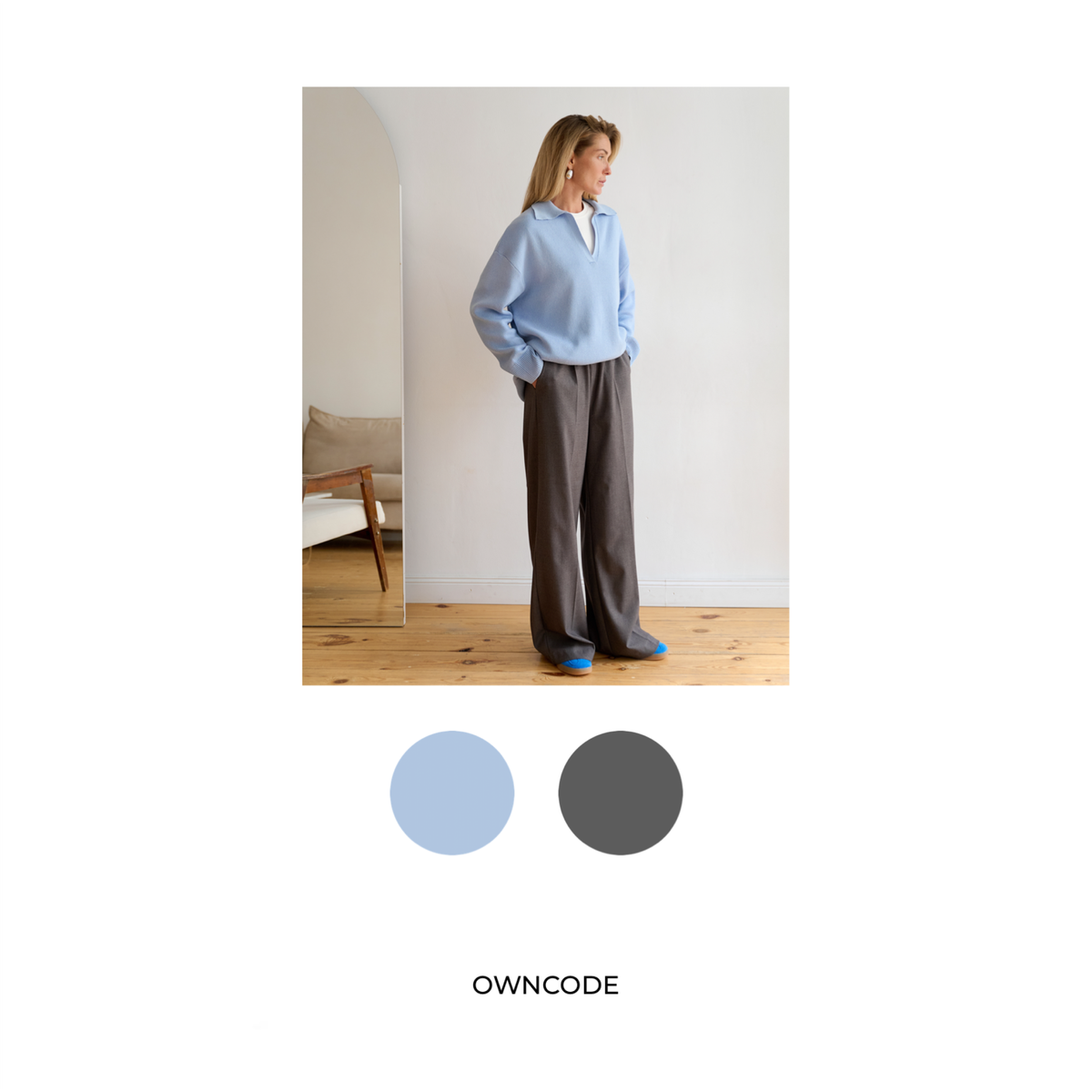 Джемпер-поло в небесном оттенке + серые брюки