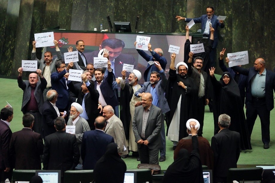 7 октября 2018 года. Иран. Законодатели выступают против принятия законопроекта о противодействии финансированию терроризма у здания парламента в Тегеране. Законопроект был принят парламентом Ирана в рамках международных стандартов, установленных FATF. | Фото: EPA/STRINGER