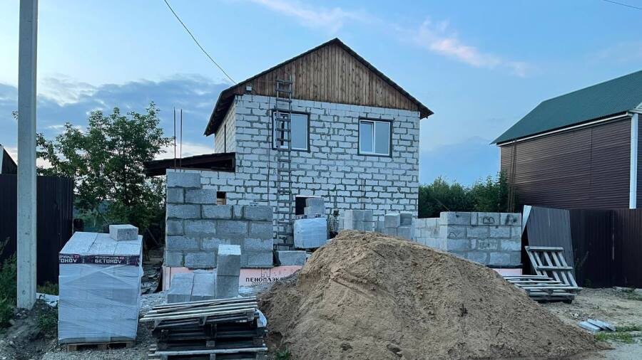 Пока недостроенный гараж