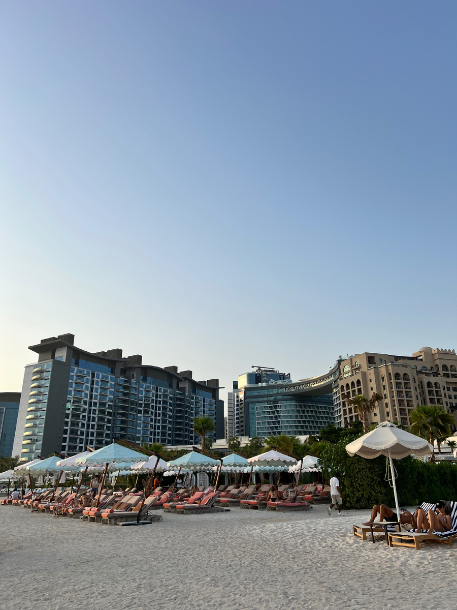 Вид на отель, в середине кадра