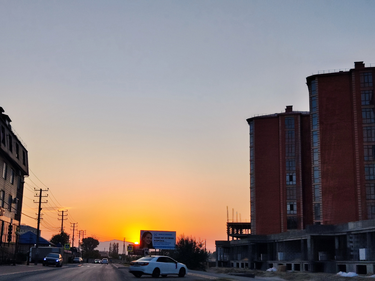 Закаты здесь красивые, солнце садится прямо за горы