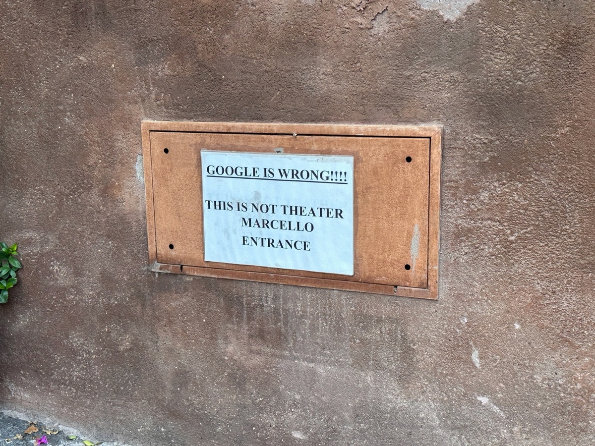 Надпись: "Гугл врет! Тут нет прохода к Театру Марчелло!"