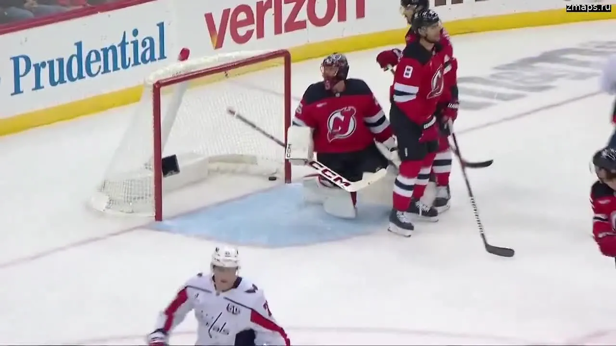 Момент дебютного гола Овечкина: шайба залетела в ворота соперника