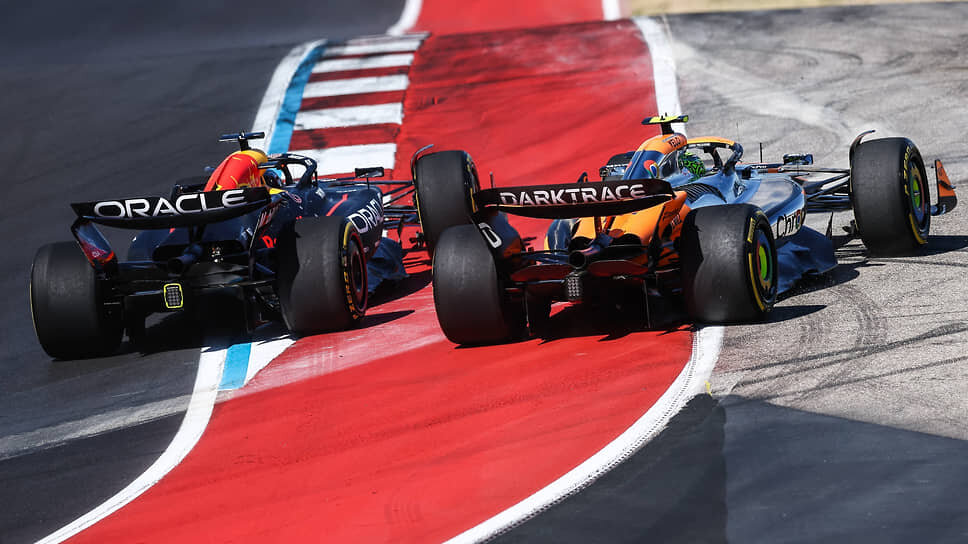 В ключевом моменте Гран-при США Макс Ферстаппен (слева) нарушал границы трассы так, что его основному конкуренту Ландо Норрису просто не оставалось на ней места.📷Фото: Eric Alonso / DPPI / AFP