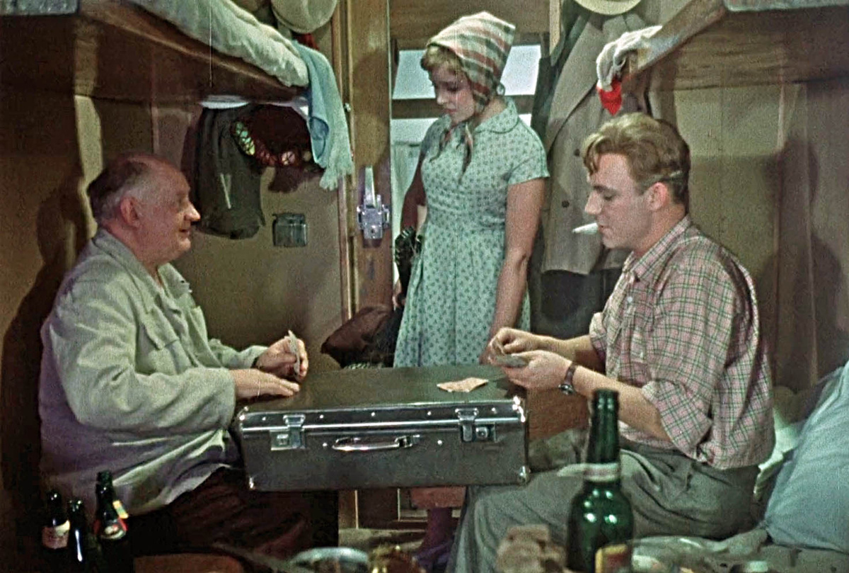 Кадр из фильма «Девушка без адреса». 😂 Карты, курение, алкоголь, гитара, да ещё дед, наверняка, храпит... Кстати, заметьте - КУПЕ, а не какая-то там плацкарта.