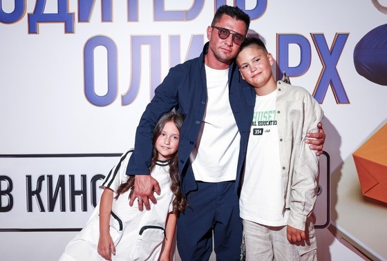    Павел Прилучный со своими детьми