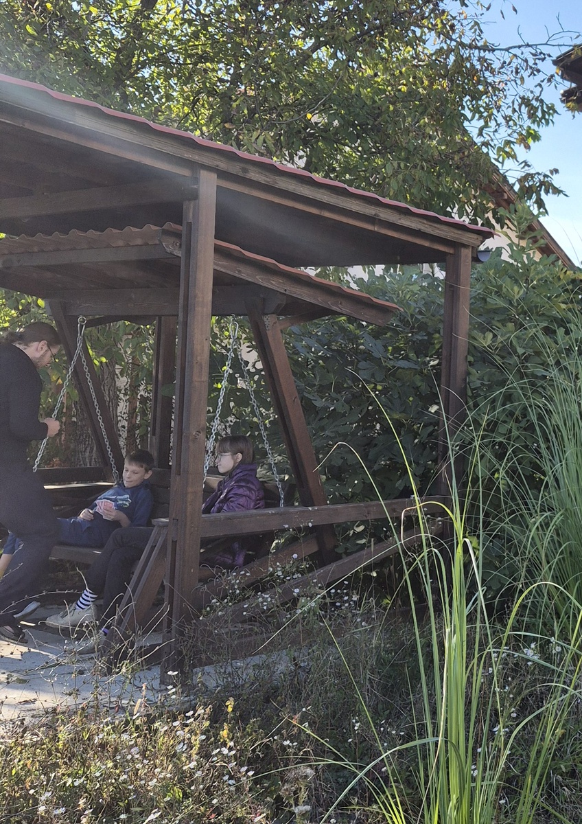 Ну, и качели в саду были кстати. Детям - зашло.