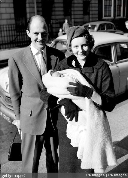 Младенец сердит, Анна счастлива, а Колин? Растерян? Фото Pinterest.