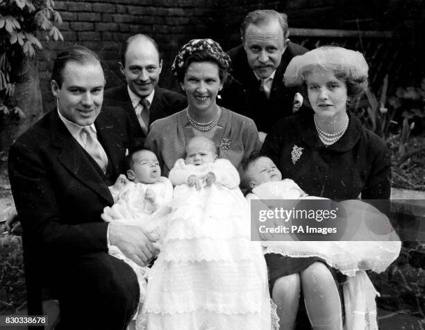 13 апреля 1957-го. Крестины одного из трёх младенцев, рождённых почти одновременно. Виновник торжества Ричард - на коленях у матери. Слева - брат Колина, Джеймс, с сыном Александром. Ну и леди Анна с Чарлзом. Сзади Колин и отец Ричарда. Фото https://media.gettyimages.com.