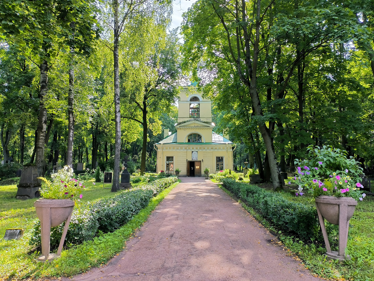 Аллея к Воскресенской церкви. Фото автора.
