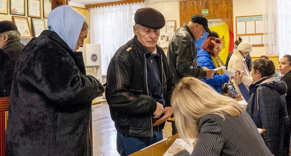    Президентские выборы и конституционный референдум в Молдавии. Избиратели из Приднестровья голосуют на специально отведенном для них избирательном участке в приграничном городе Варница, 20 октября 2024 года. IMAGE/Foto stand / Nieweler / Global Look Press