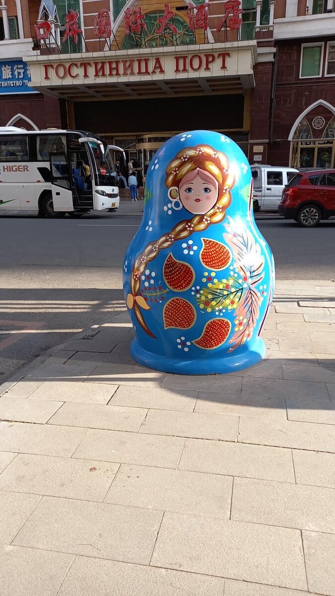Гостиница Порт,вот такие матрешки стоят.