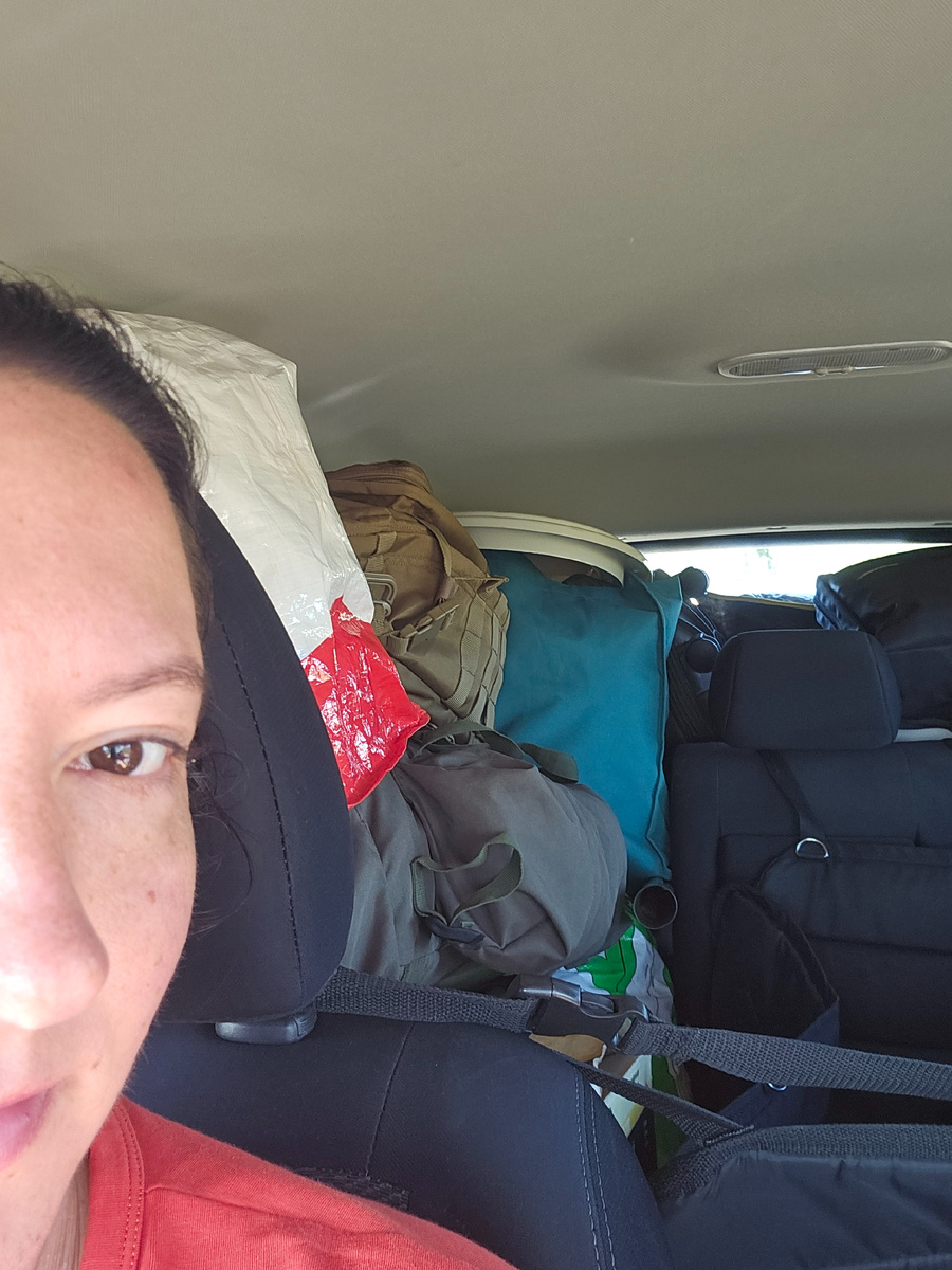 Машина забита под крышу. Справа угол с собакой. Слева - глаз автора)