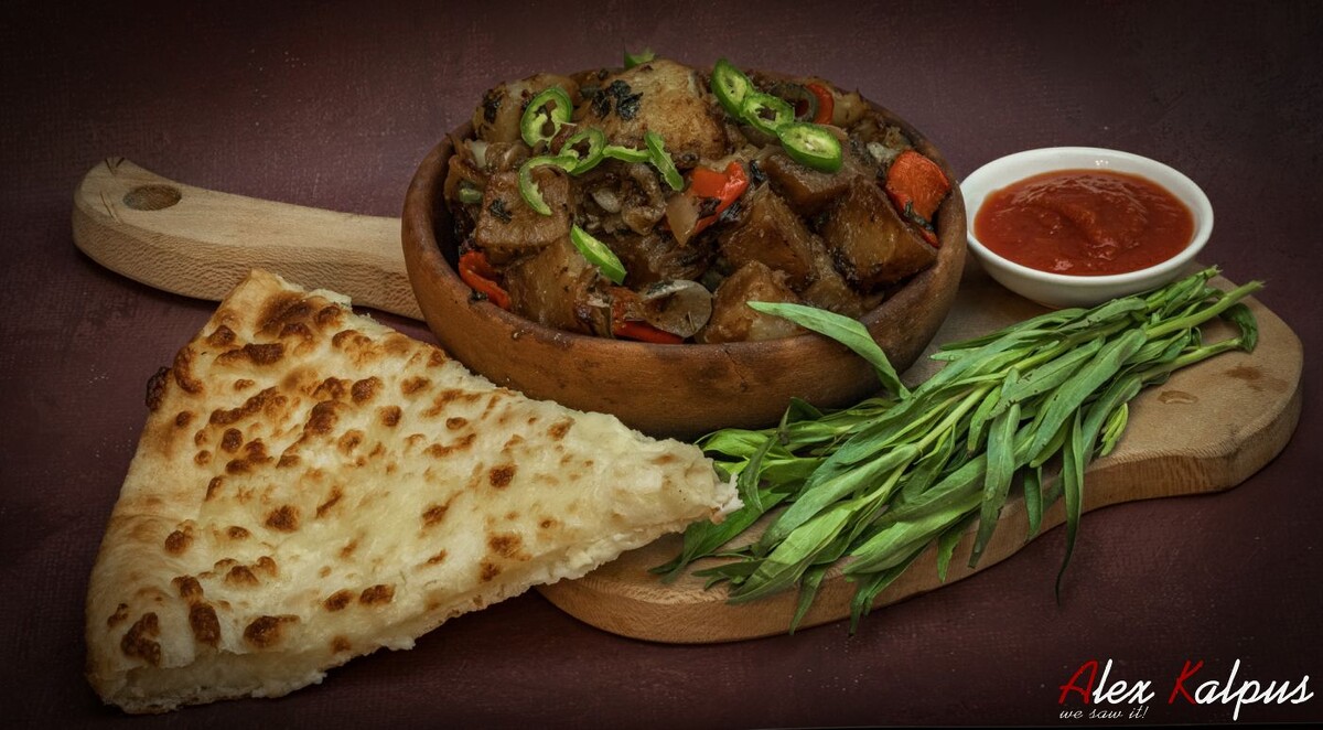 На фото: Оджахури со свининой в кеци, соус сацибели (и об этом напишу), тархун, хачапури имеретинское.